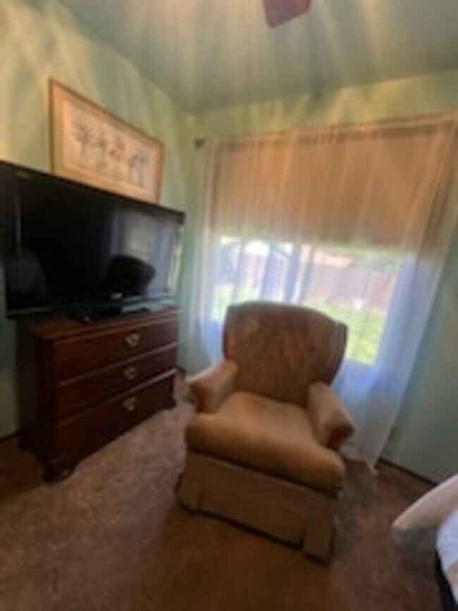 Building Photo - 3-Bedroom, 2-Bath Home Convenient Location...