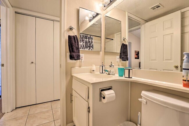 Building Photo - 170 E Guadalupe Rd