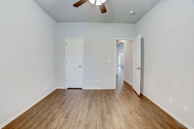 Building Photo - Unique 4/2/2 Near Downtown Tulsa!