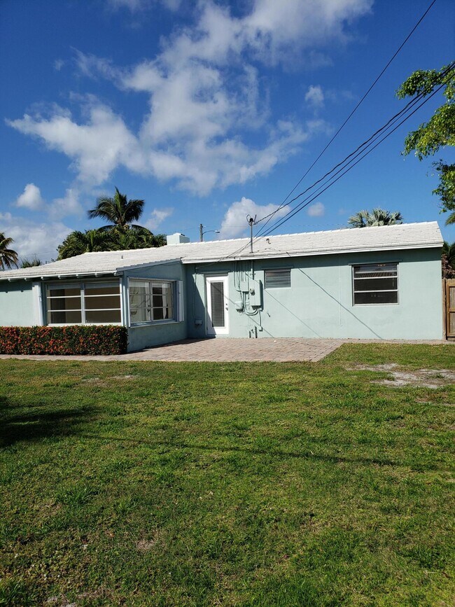 Building Photo - 360 Laurie Rd