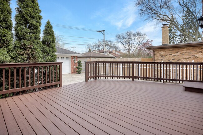 Building Photo - 8105 N Oconto Ave
