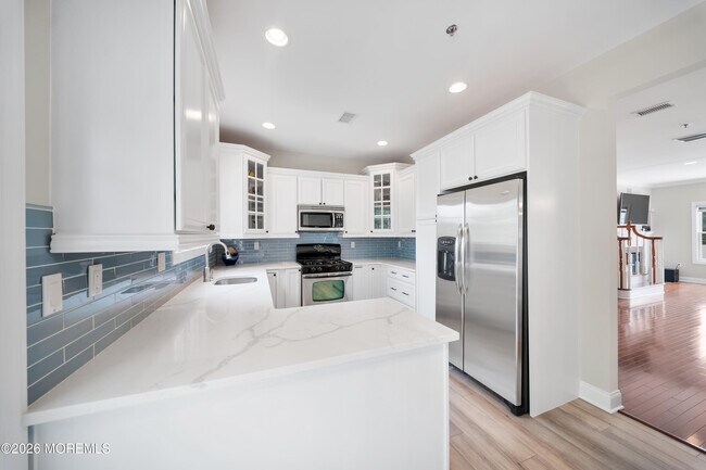 Building Photo - 302 Villa Dr