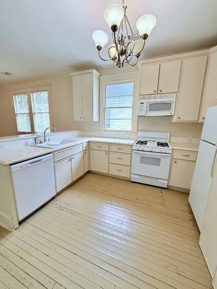 Building Photo - 2435 Palmer Ave