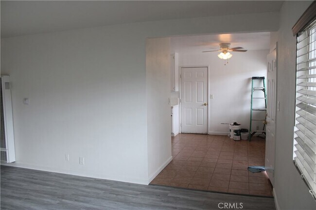 Building Photo - 1810 W Houston Ave
