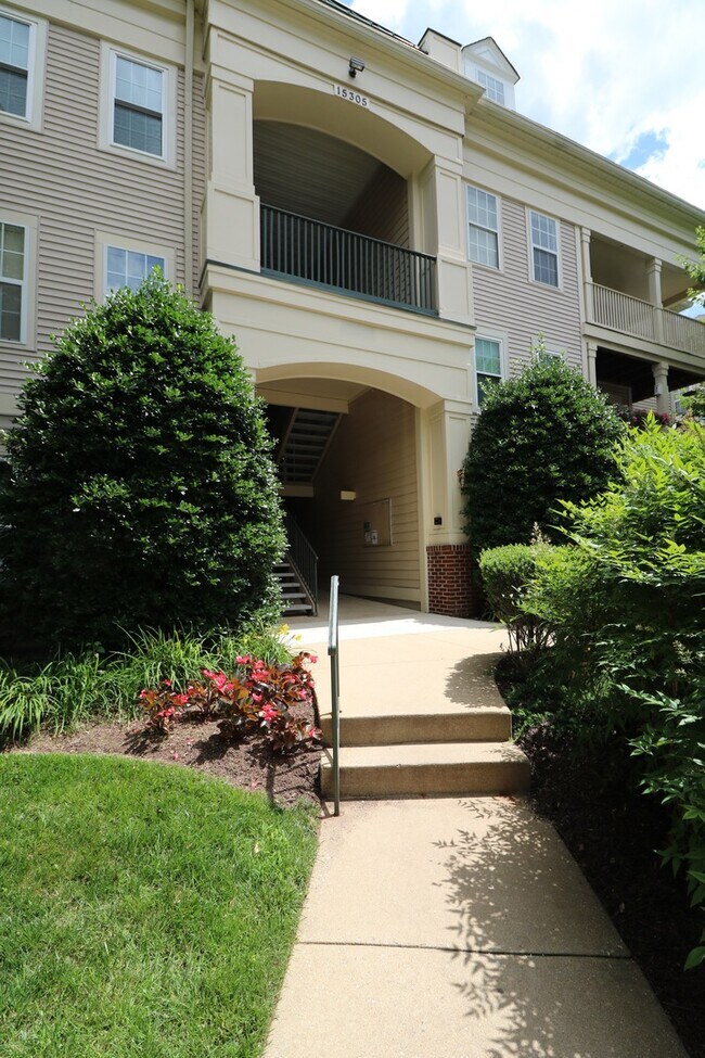 Building Photo - Top-Floor 3BD/3BA seconds to Downtown Crown!