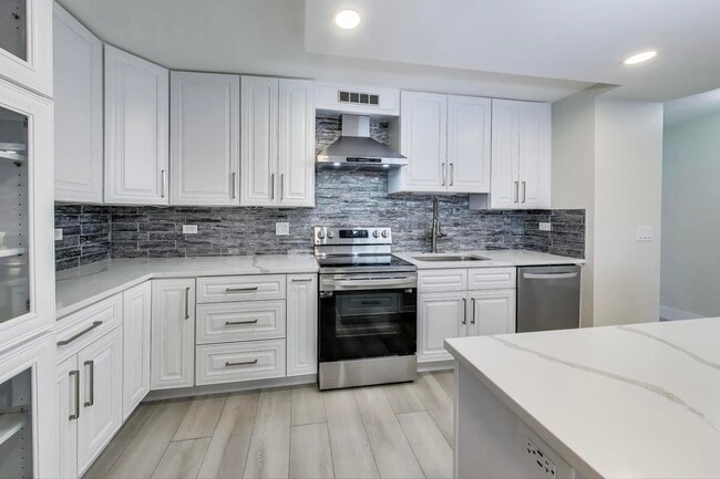Building Photo - 900 N Lake Shore Dr