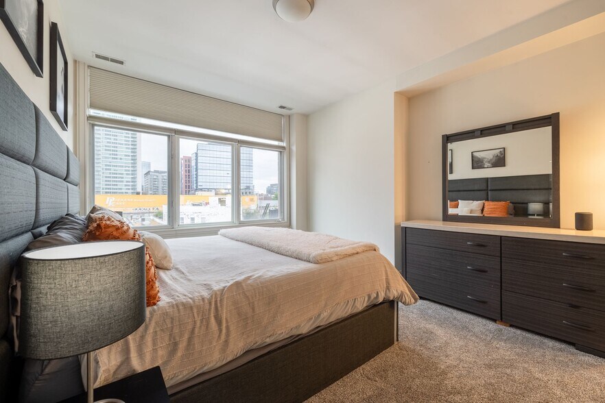 Building Photo - 711 W Grand Ave