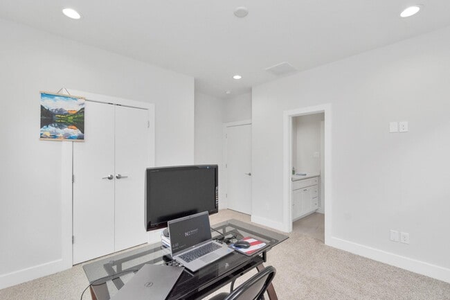 Building Photo - 3360 Pinemont Dr