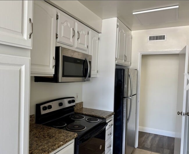 Building Photo - 540 Kelton Ave