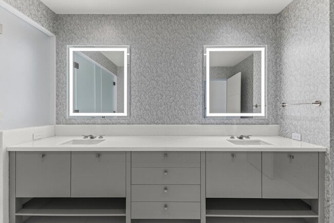 Building Photo - 6587 N Palmeraie Blvd