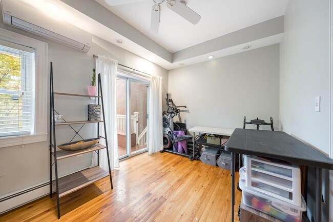 Building Photo - 251.5 York St