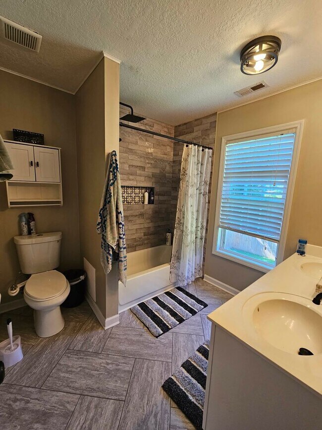 Building Photo - Nicely Updated 5 Bedroom Home!