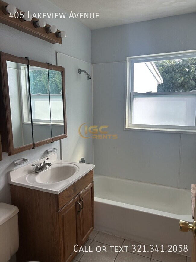 Building Photo - 405 Lakeview Ave