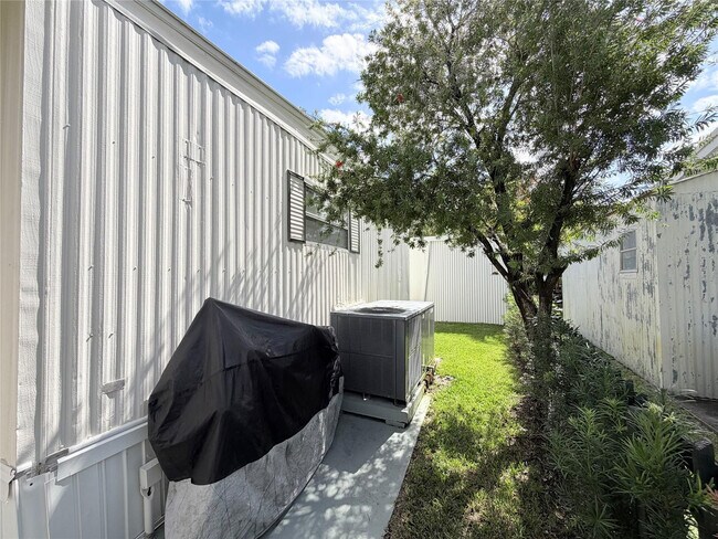 Building Photo - 5221 SW 25th Ave