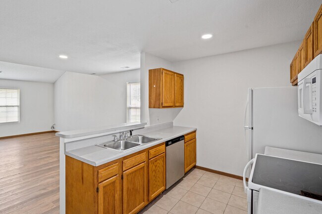 Building Photo - 2507 Carnation Dr