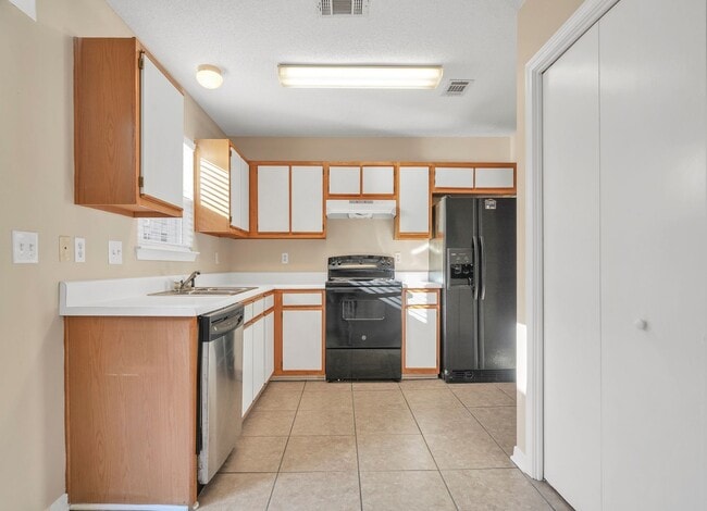 Building Photo - FWB Townhome