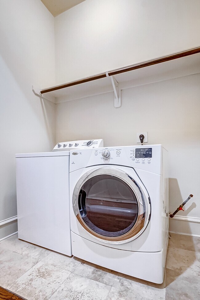 Building Photo - 5710 Darling St