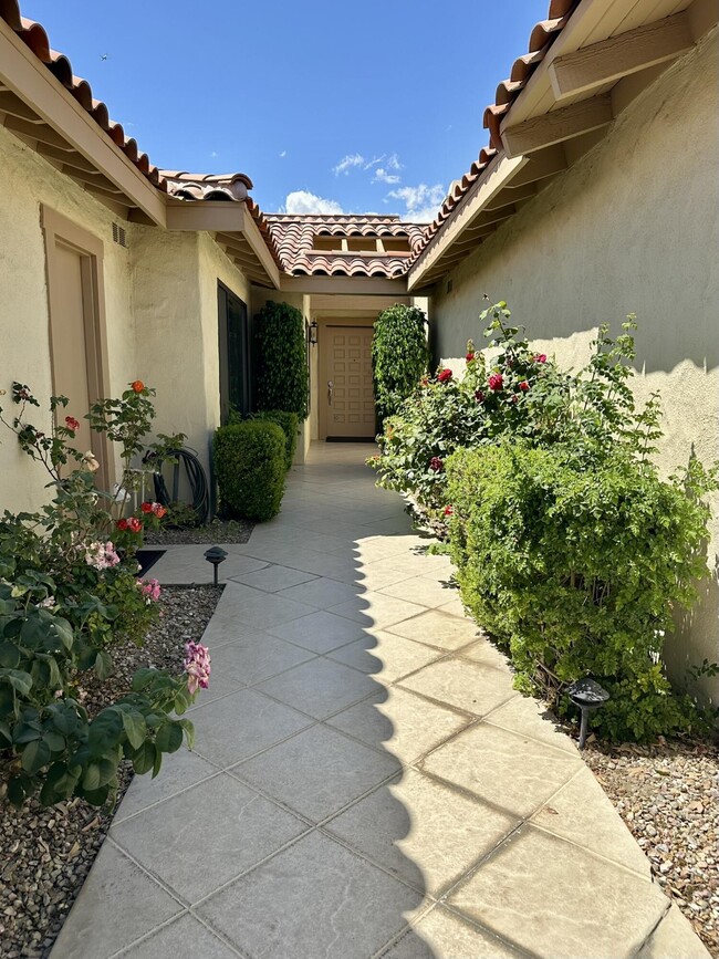 Building Photo - 264 Avenida del Sol
