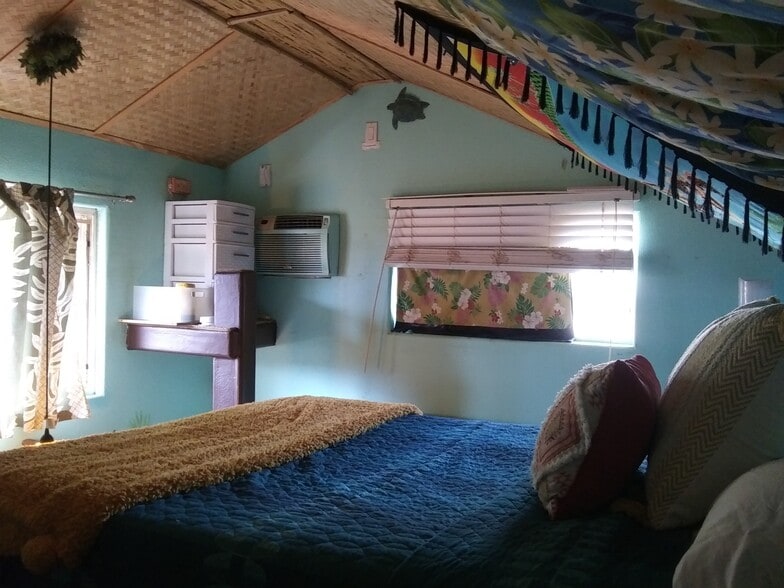 Upper Sleeping Loft, can do bed in 2 positions. has privacy. (F. Bed comfy) - 281 Kaikea St