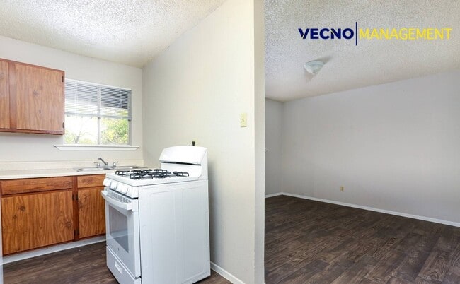 Building Photo - 102 E Cheryl Dr