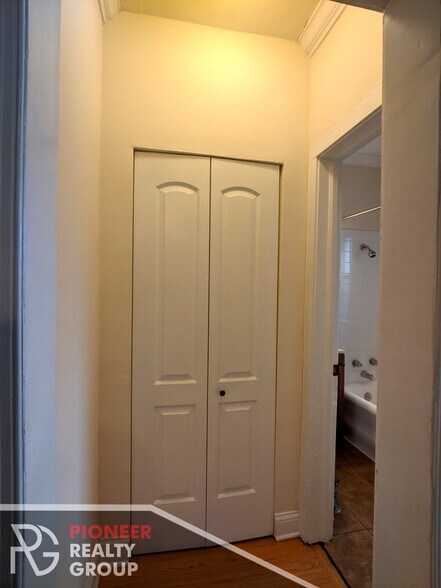 Building Photo - 4616 N Paulina St