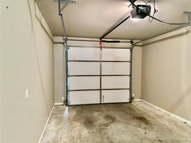 Building Photo - 186 Old Farmington Rd