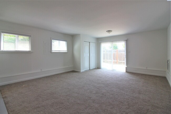 Building Photo - East Kennewick Stand-Alone Studio Apartment