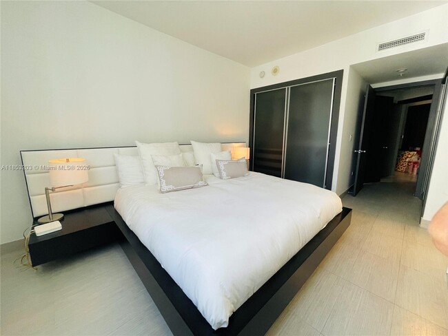 Building Photo - 801 Brickell Key Blvd