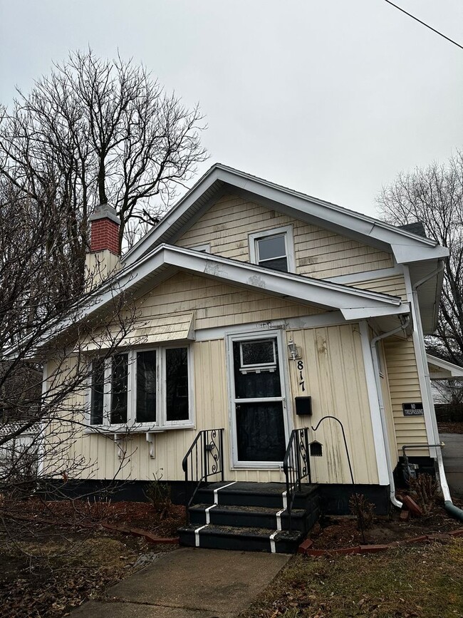 Primary Photo - Charming 3-bedroom, 1-bathroom Beloit home