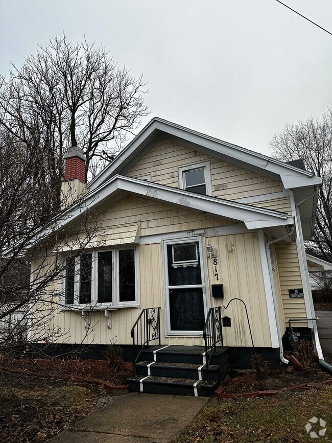 Building Photo - FREE JANUARY RENT!!! Charming 3-bedroom, 1...