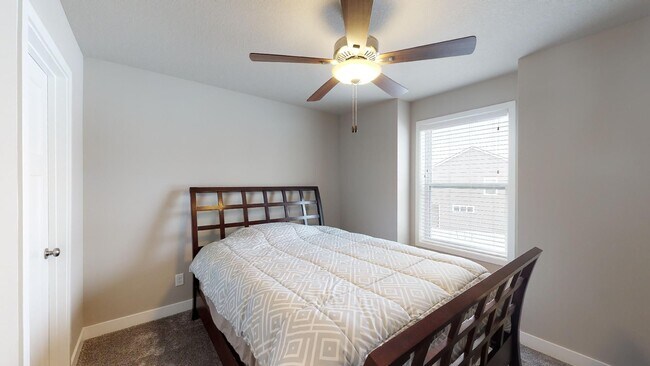 Building Photo - Fabulously Beautiful Townhome in NW Ankeny