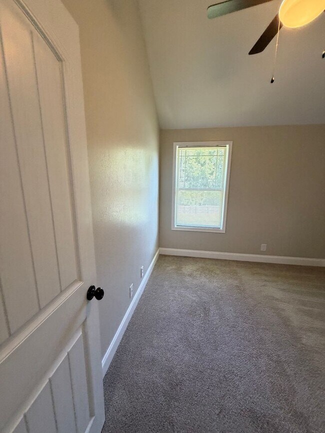 Building Photo - Large 4 Bedroom 2 1/2 Bath Pet Friendly Home For Rent!