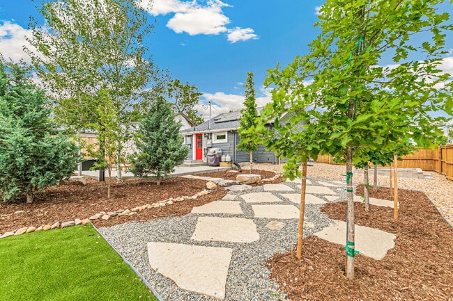 Building Photo - $2,595, 3-bed, 2-bath, located in Denver w...