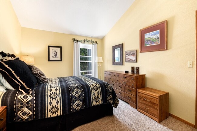 Building Photo - Price Reduced– Winter Seasonal Lease, Available Now through the end of May. Furnished with Utilit...