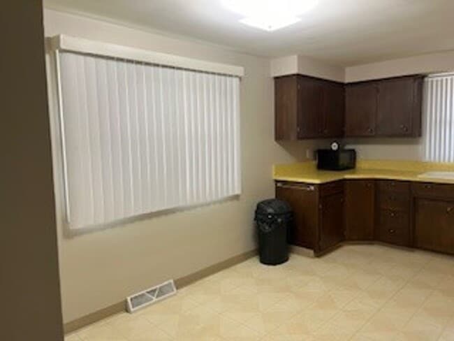 Building Photo - Charming 3 Bedroom, 1.5 Bath Home on the South Side of Kenosha