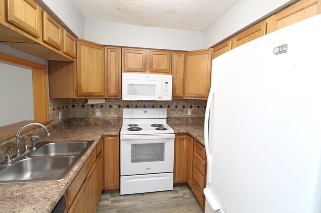 Building Photo - Move-In Ready Townhome in Foxborough with Modern Updates and Private Backyard Patio