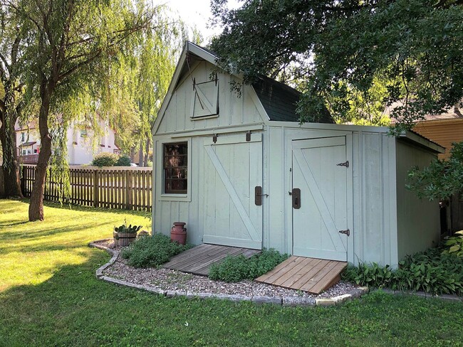 Building Photo - Lawn Care Provided!! 4 Bed, 2 Bath, Double...