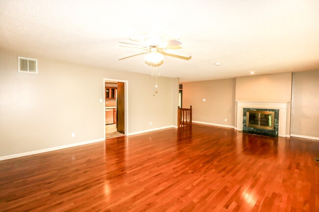 Building Photo - Beautiful 3 bedroom, 3 bath,  mother-in-law sweet with full kitchen in lower level.