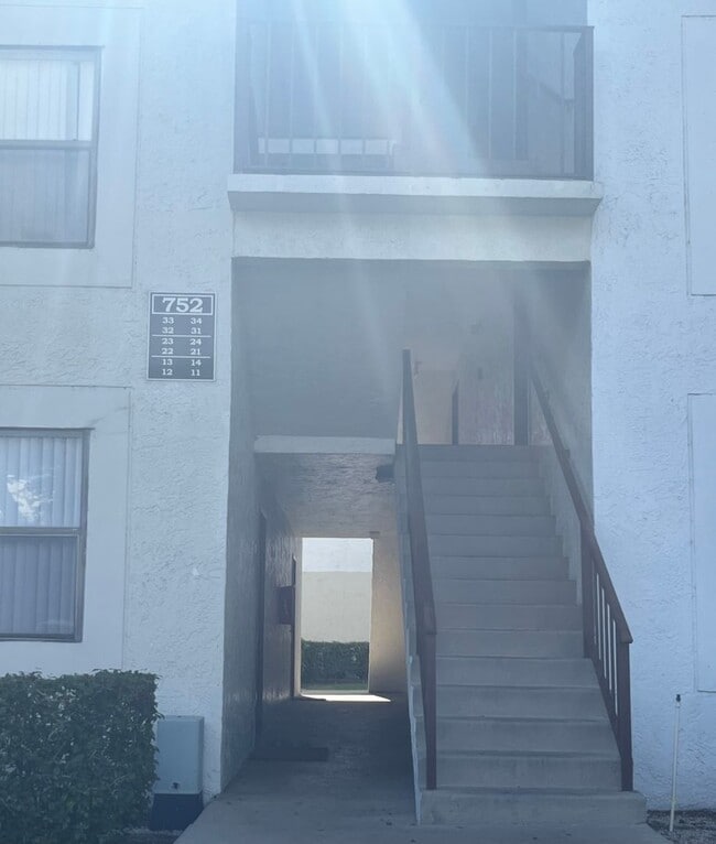 Building Photo - ONE BEDROOM ONE BATHROOM !! Waterfront Community