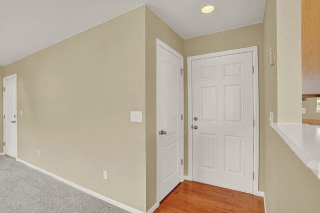 Building Photo - Low-Maintenance Northgate Home with Loft, Fireplace, and Mountain Views