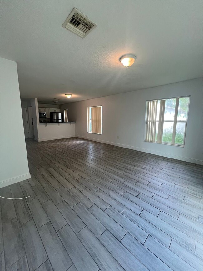 Building Photo - Beautiful 3-bedroom 2 bath single story home in SW Orlando near International Drive