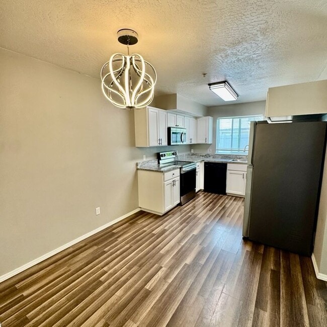 Building Photo - Modern 1 Bed, 1 Bath Ground-Floor Condo in...