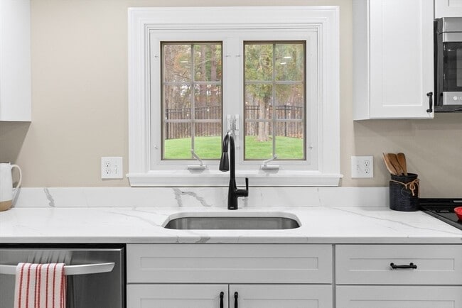 Building Photo - 123 Pond St