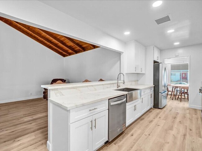 Building Photo - 4847 Ocana Ave