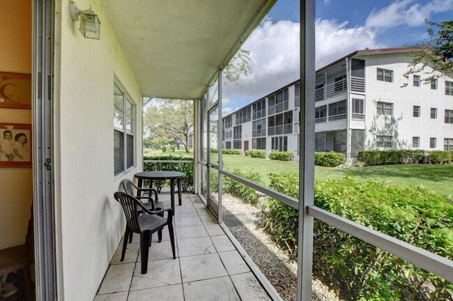 Building Photo - 137 Fanshaw D