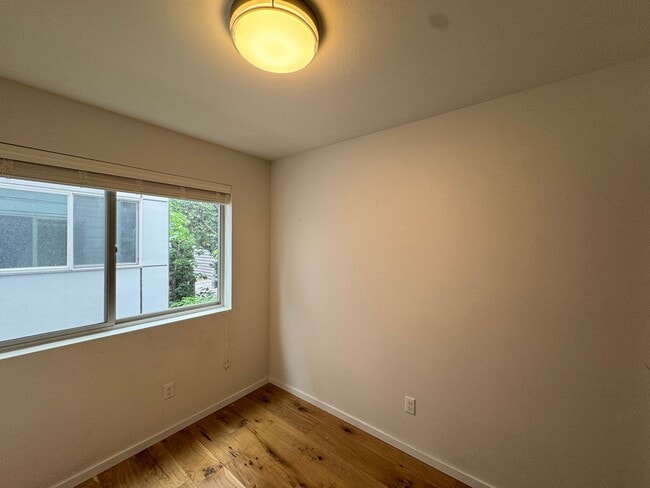 Building Photo - Modern 2018 Townhome with Rooftop Deck Nea...