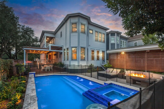 Building Photo - 340 W 17th St