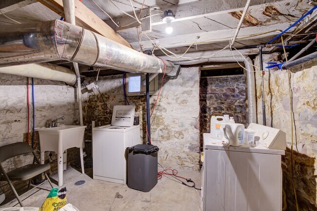 Building Photo - Turn of the Century Bungalow 1 bed, Downto...