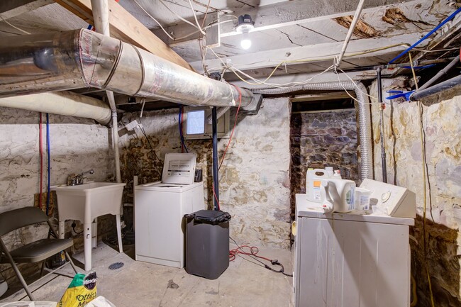 Building Photo - Turn of the Century Bungalow 1 bed, Downtown, 1 Block from CO College