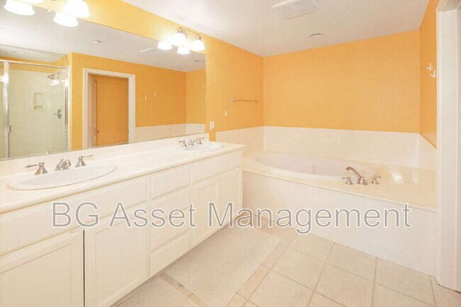 Building Photo - 1653 Northshore Dr